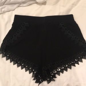 black detailed rim shorts
